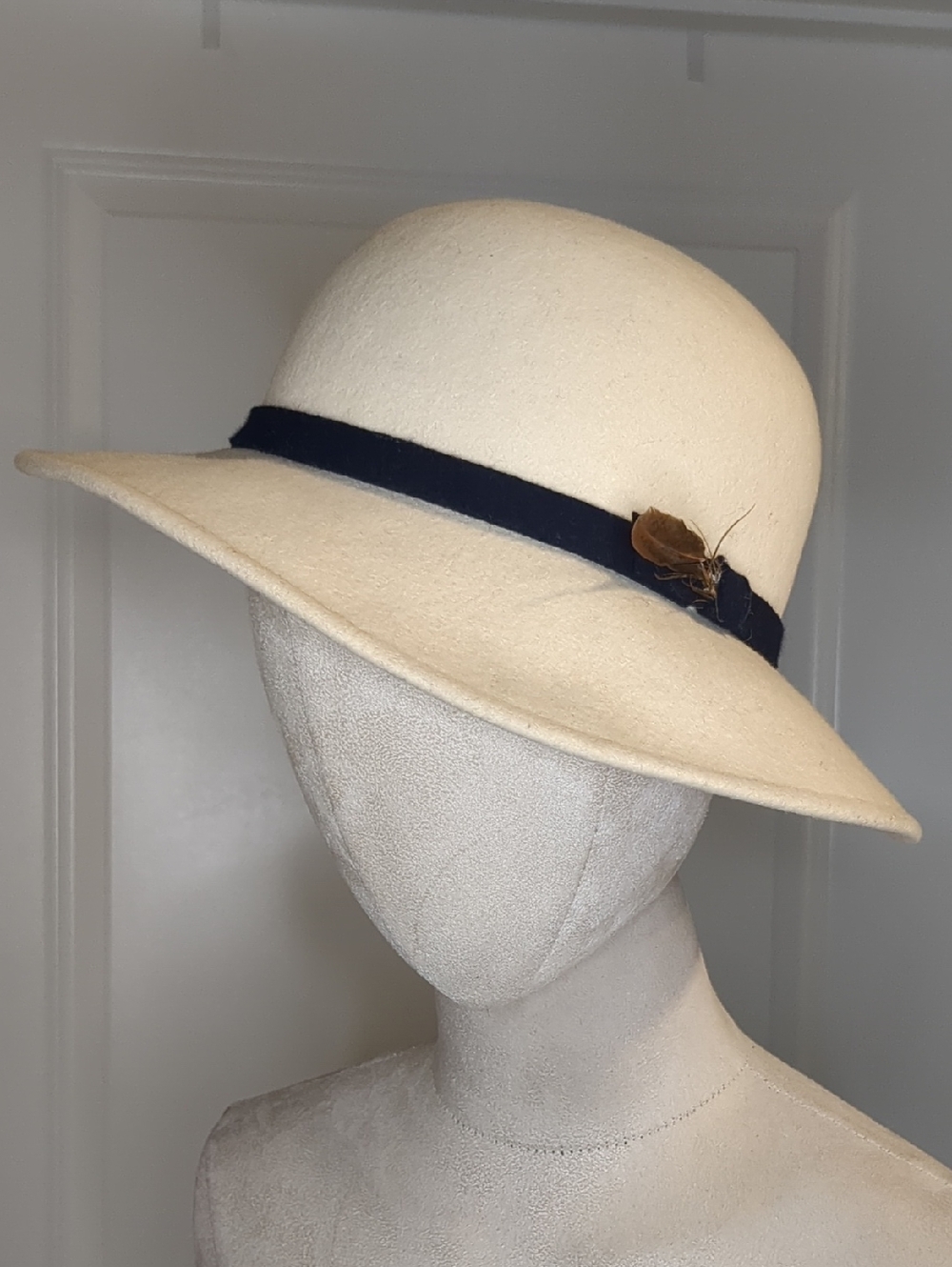 Vintage Women's 60s Cream Fedora Hat w/ Feather Bollman Doeskin 22" M